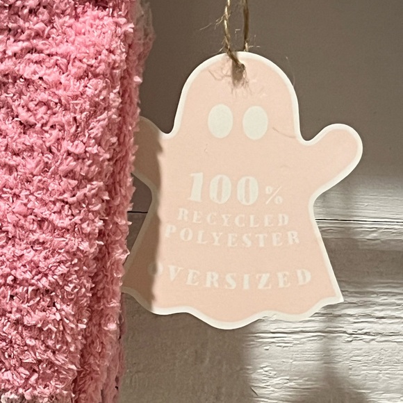 Viral TikTok 2024 Cupcakes and Cashmere pink ghost throw 50”x70” blanket NWT - Picture 3 of 8